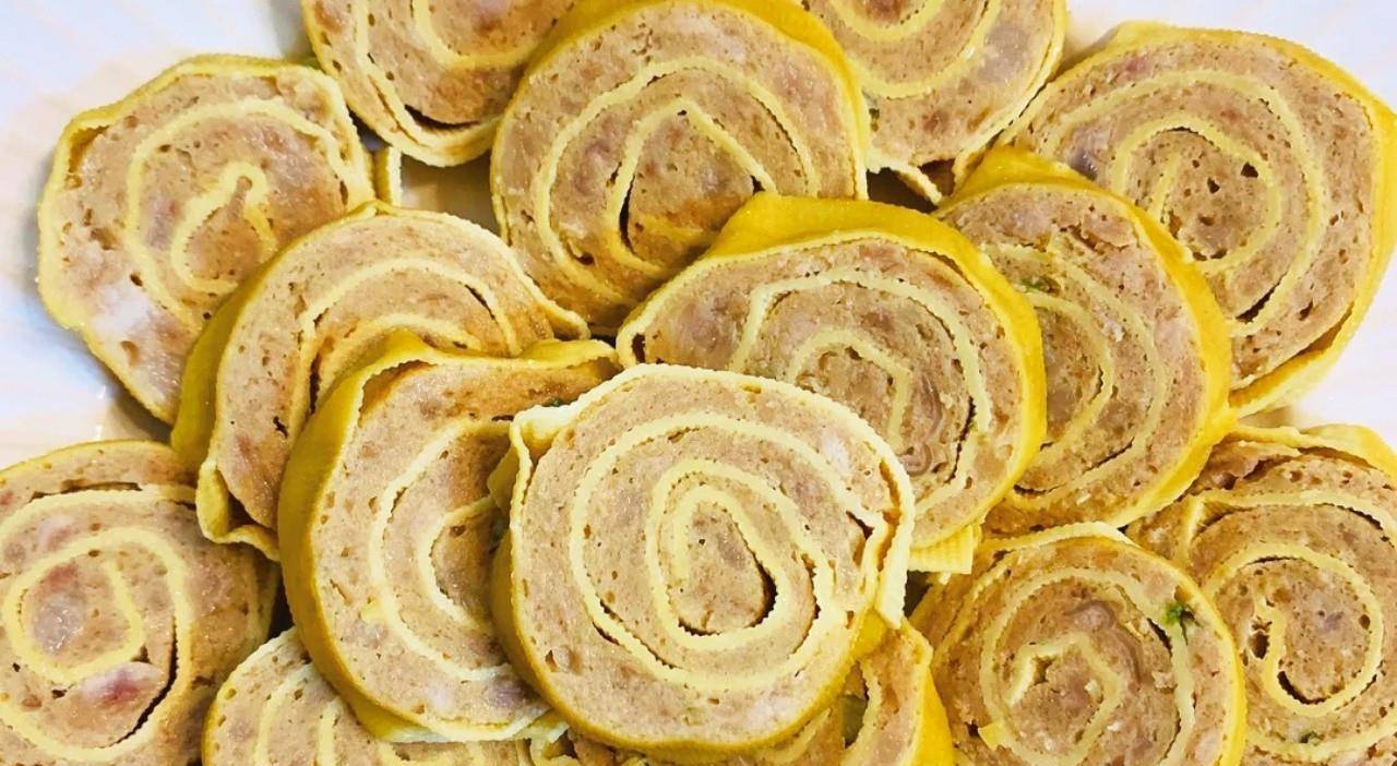 「第三道:豆皮肉卷」步骤3|豆皮切好后打成百叶结,待炖到点后,放进