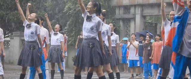 11,12月的湿冷天气,导演们穿羽绒服,群演穿短袖短裤短裙.