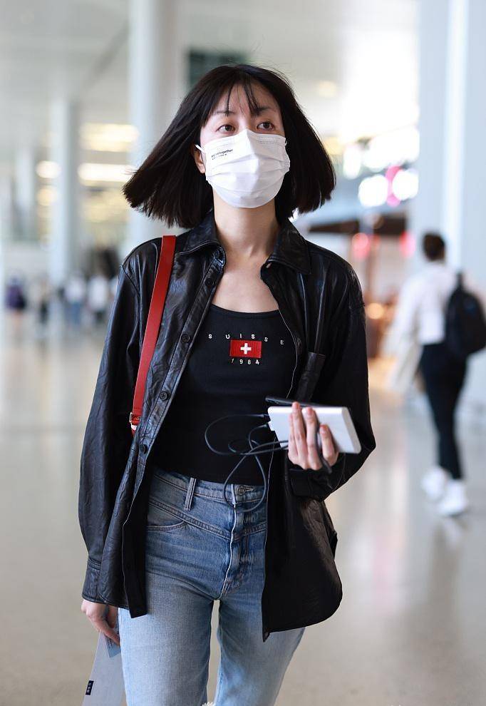2021年5月2日,上海,李溪芮亮相机场,她身穿黑色衬衫搭配牛仔紧身裤