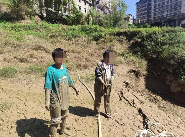 万幸!河边拍照洗手,湘西两妹子深陷泥潭