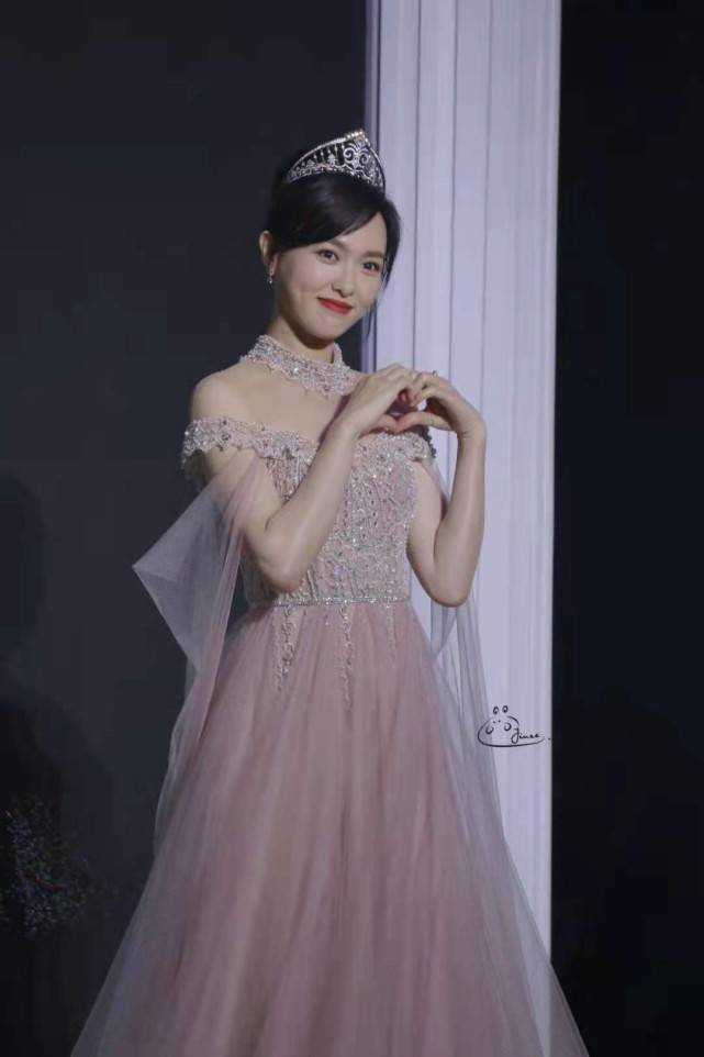 原创唐嫣真的是公主吧!穿碎钻仙女裙戴王冠贵气挡不住,幸福写在脸上