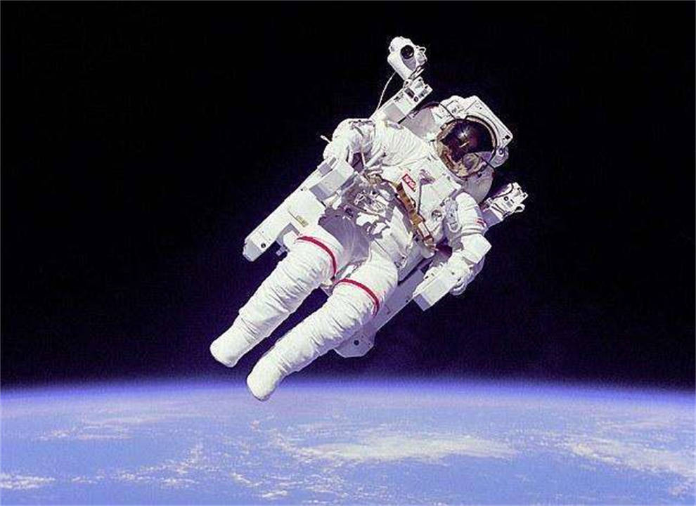 假如宇航员在"太空舱"跳向地球,靠重力和弹跳,能落到地面吗?