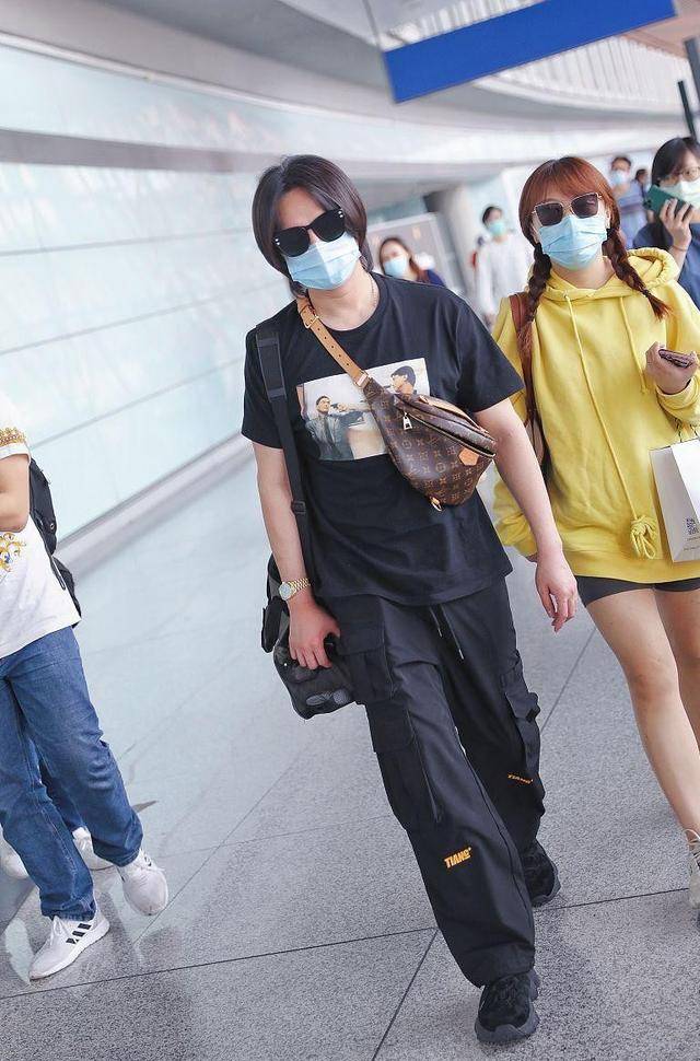 尹正长发造型挺显眼黑色穿搭低调显身材轻松穿出高级感