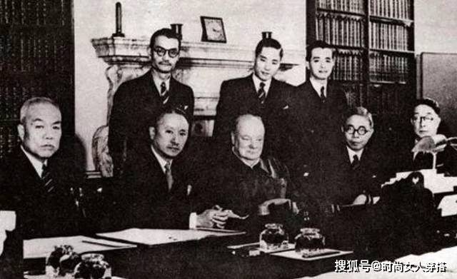 1919年,巴黎和会召开,当时北洋首席代表陆征祥推托接受上级指令,打算