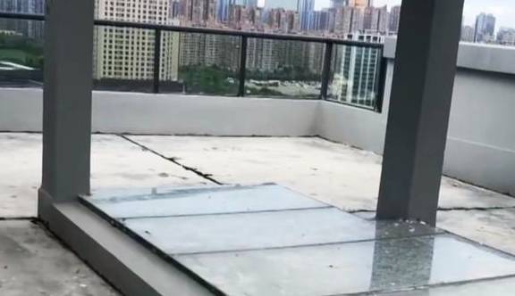 原创男子买顶楼,多出个东西,找媒体曝光,网友:我想要都没有!