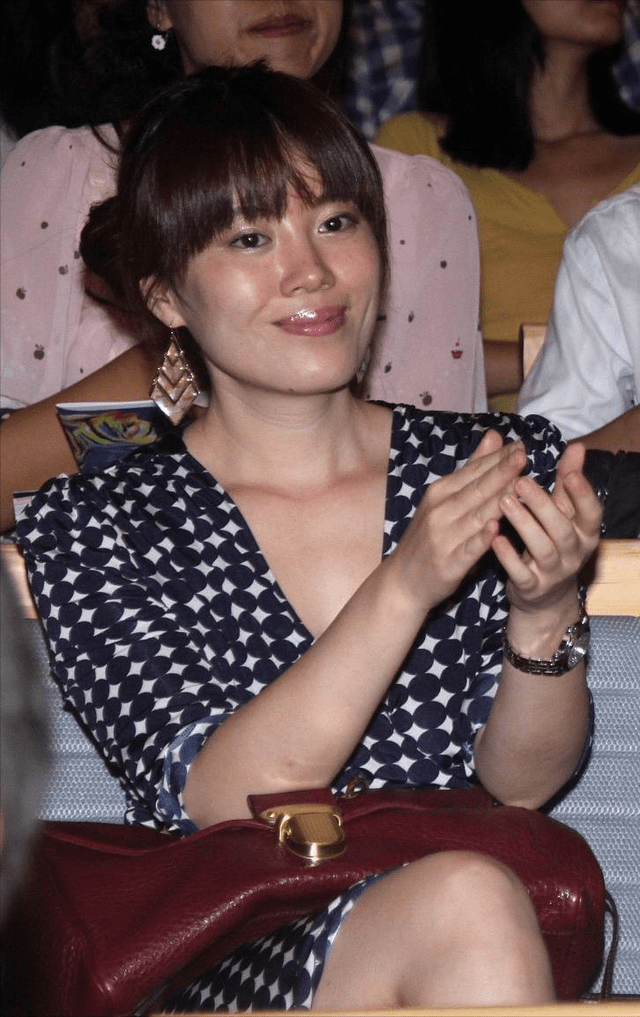 段奕宏妻子真秀气,穿搭简约又低调,v领裙看着还挺撩人