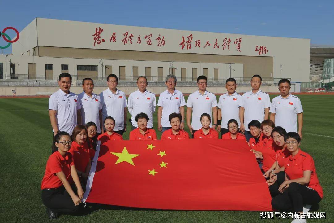 我校特开展了"我和国旗合个影"主题活动