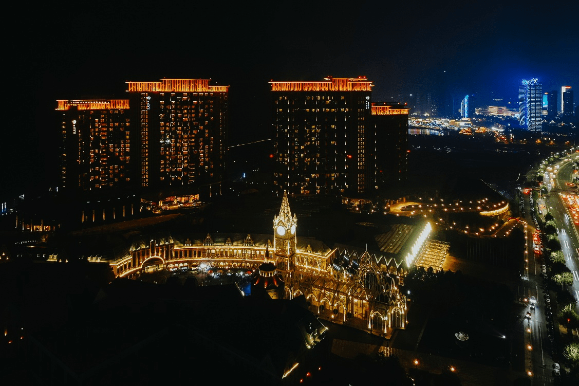 国庆假期首日,青岛红树林度假世界满房开场,度假区内游客如织