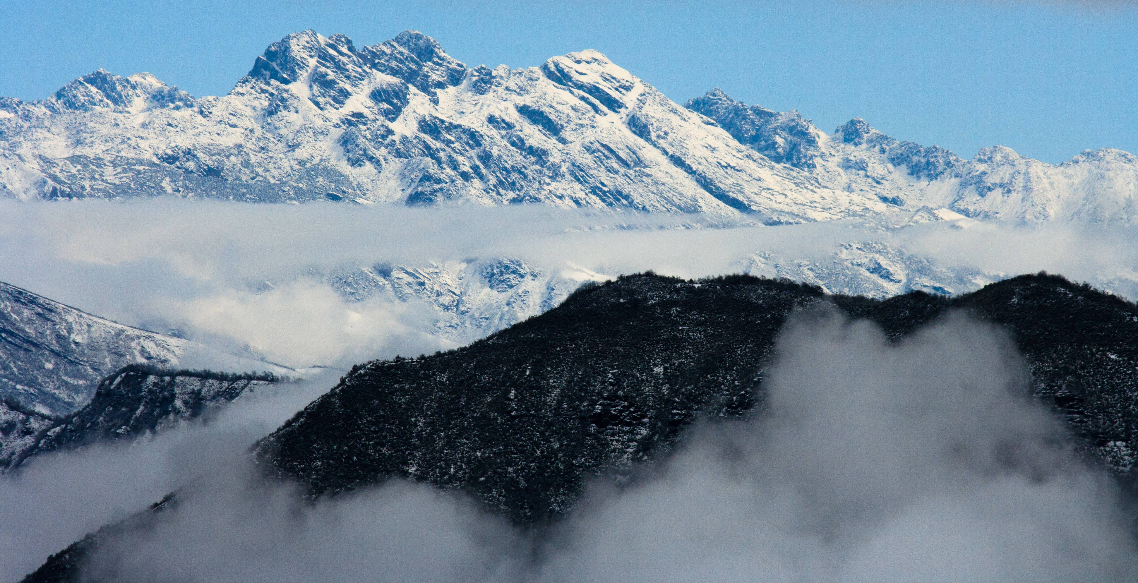 上图:阳糯雪山下的越西县城 作为典型的山地景区,阳糯雪山融合了几乎