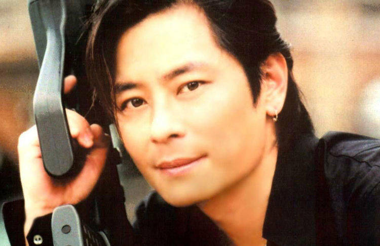男歌手金奖 ,香港"十大劲歌金曲"及"最佳新人"奖,新加坡龙虎榜冠军等