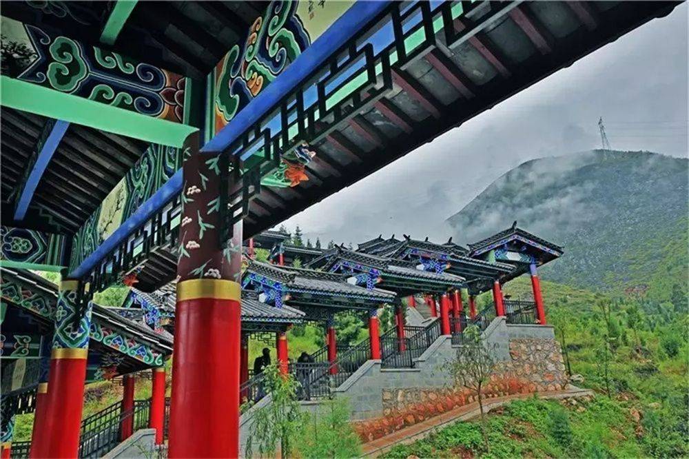 鹤庆纪念碑公园右侧,沿西山山腰蜿蜒起伏,至鹤阳寺,生态文化长廊集廊