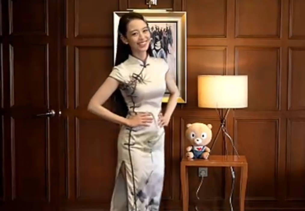 原创吉娜开直播太a了穿旗袍跳老年迪斯科摇摇晃晃真可爱