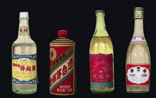 纪念的路子后,小酒瓶去查询了相关资料后发现了泸州老窖和1952的一些