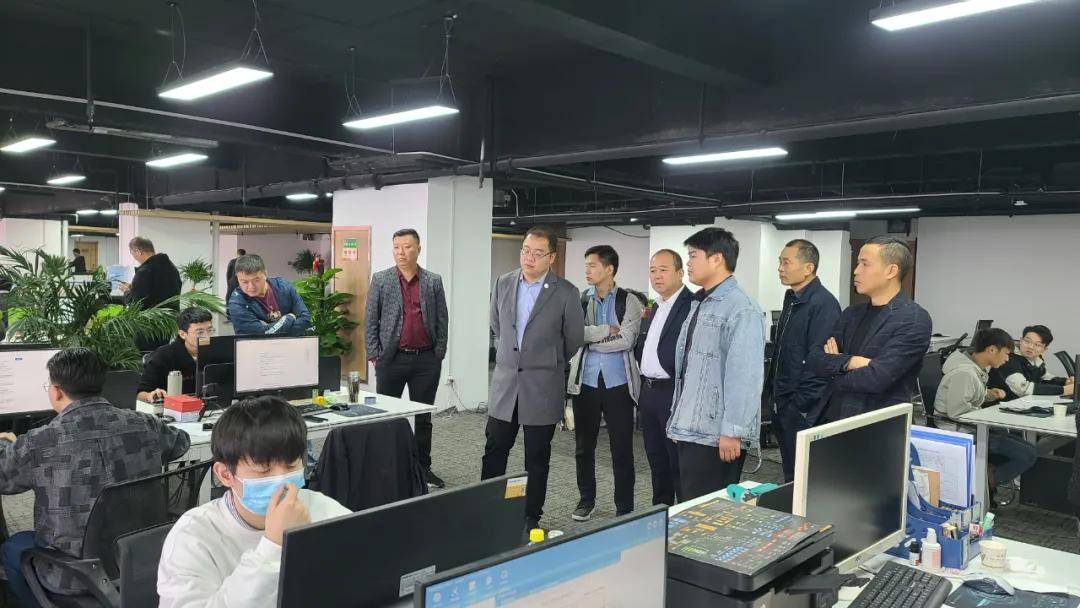10月9日,会长余欣明,常务秘书长魏东华,张鹏携同理事及会员一行走进