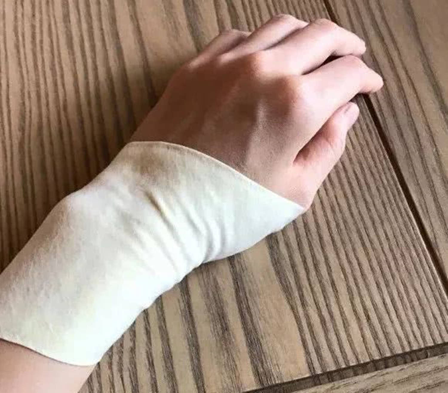 我当初怀二胎时,孕后期突然觉得左手手腕在某个角度活动时特别疼,而且