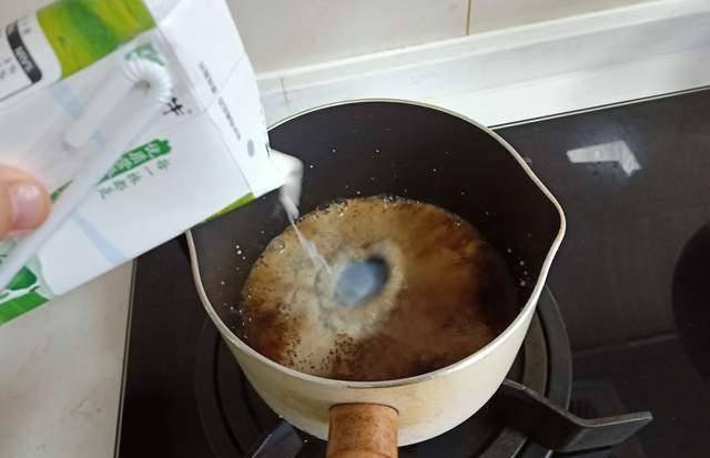 把奶茶倒出,过滤掉红茶末.