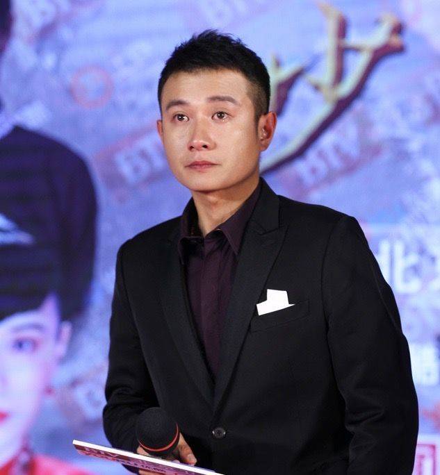 原创文章现身医院一瘸一拐痛到龇牙表情难受无人陪伴显心酸