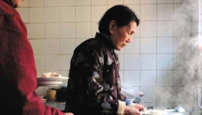 妻子想把母亲赶回老家,随后儿子一句话,妻子跪在母亲面前道歉