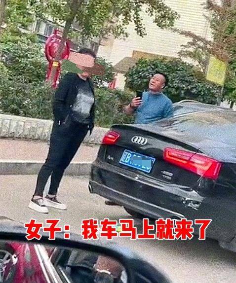 大连一女子人肉占车位,车主质问:谁告诉你可以的!_奥迪