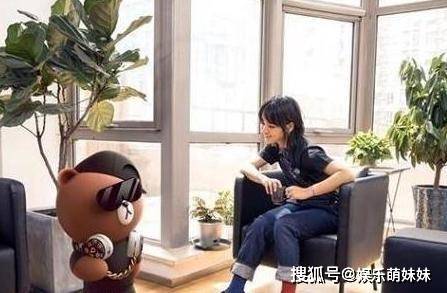 带你看看周笔畅的豪宅:休闲室装了超大落地窗,光线非常充足