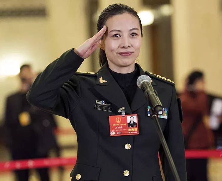 原创首位出舱女航天员王亚平引关注,坚强执着履历丰富,是学生的榜样