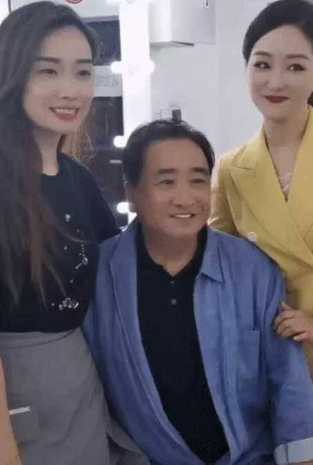 原创陆鸣回应姜昆搂女徒弟腰那是我女儿也是师傅姜昆徒孙