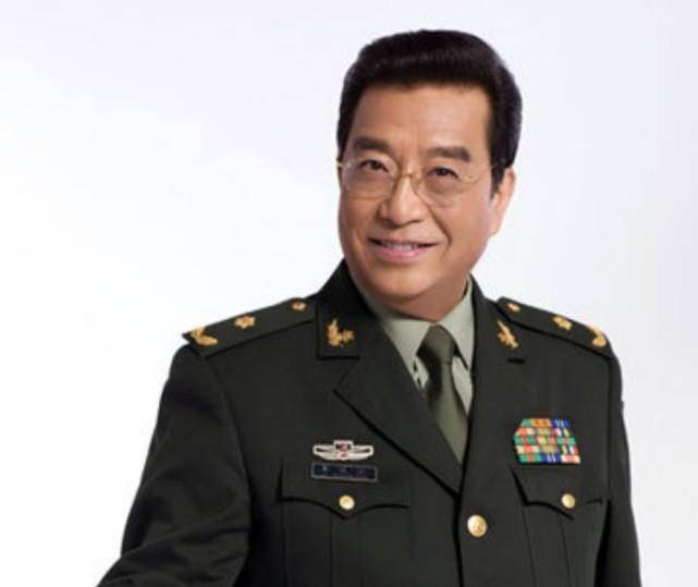 82岁李双江现身商演,场地简陋破旧,被曝为了儿子高龄仍拼命卖唱