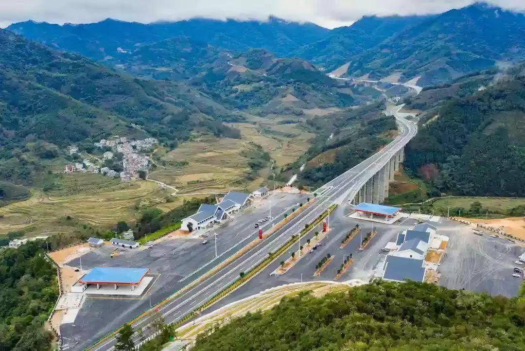 会禄高速跨越金沙江,毗邻乌东德大电站,建成后,站在金沙江特大桥上就