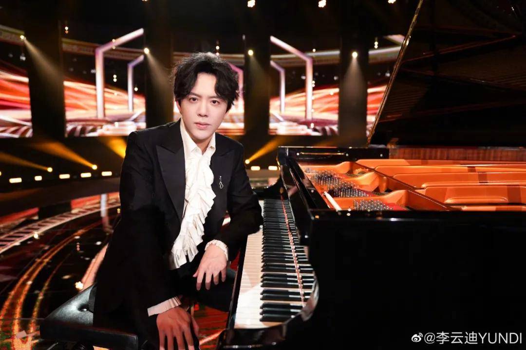 2001年,19岁的李云迪登上央视春晚舞台,还发行了首张古典音乐专辑.
