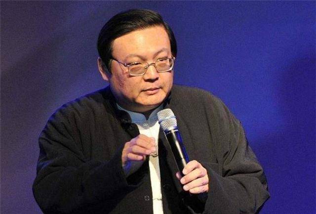 《老梁故事汇》的一代"名嘴",所有节目全停播,老梁飘