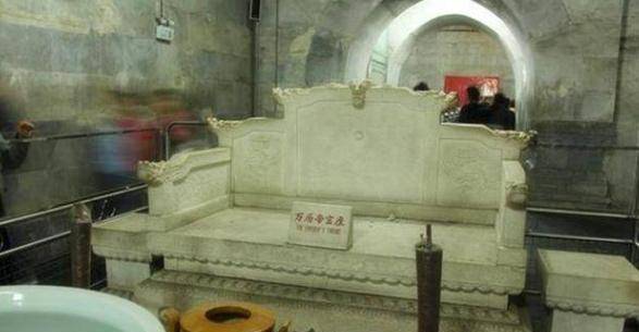 这位皇帝陵墓被挖开,无数奇珍异宝无法保存,导致一现象至今成谜