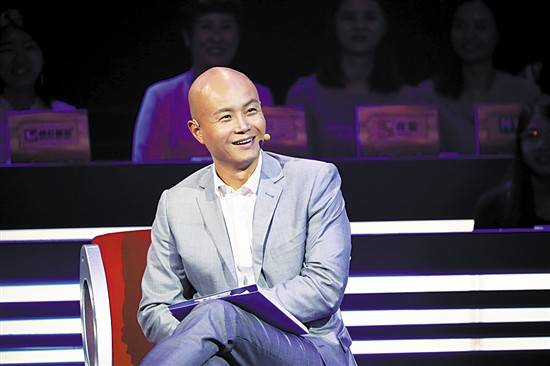 47岁乐嘉开演讲会,台下挤成一片,现靠演讲捞金比以前主持赚钱