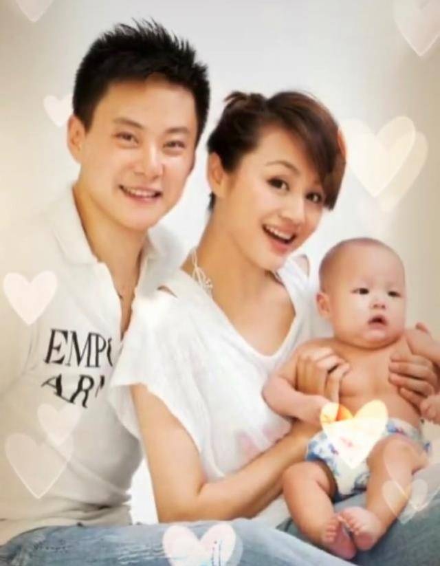 曹颖罕晒全家福,辟谣女儿传闻并拒绝再生,10岁儿子已