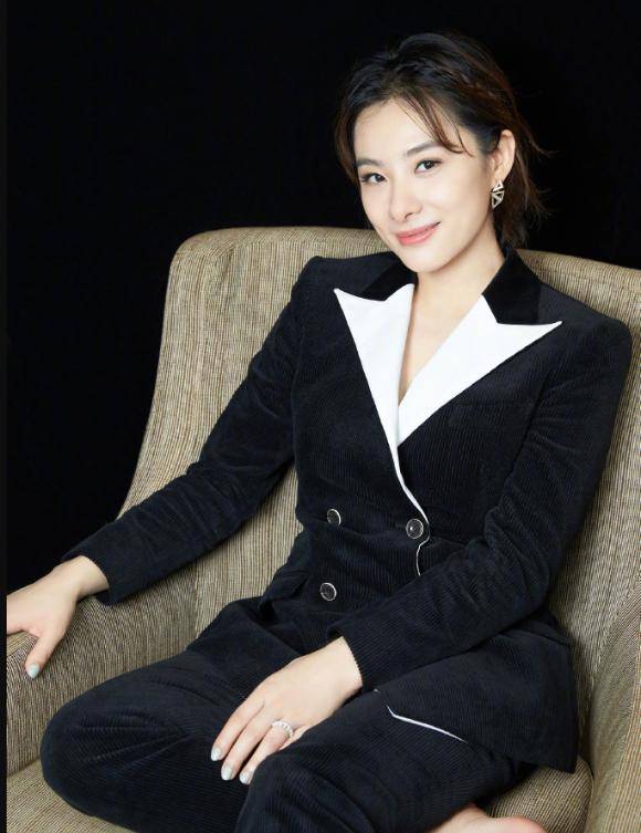 刘璇太有"女总裁"气质,黑色西装干练利落,知性干练不