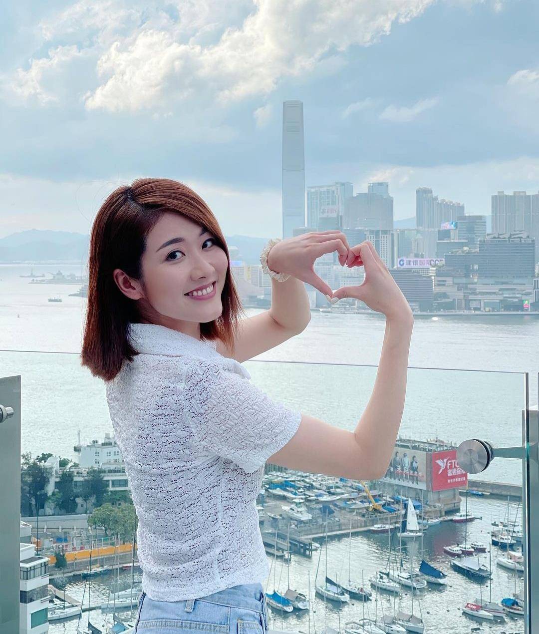 邓佩仪在instagram发布了一张四合一的大图,展现了她与谭俊彦,刘佩玥