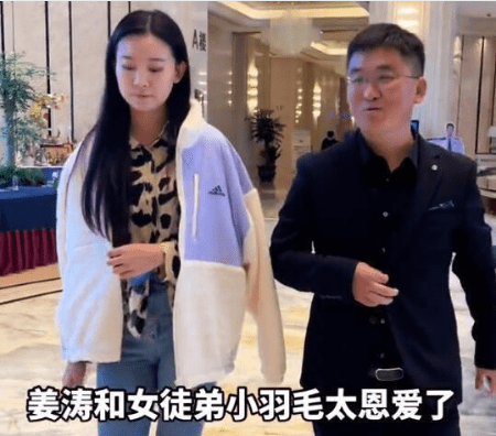 其实小羽毛在活动开始登台介绍自己的时候,就已经宣告了两人的这个好