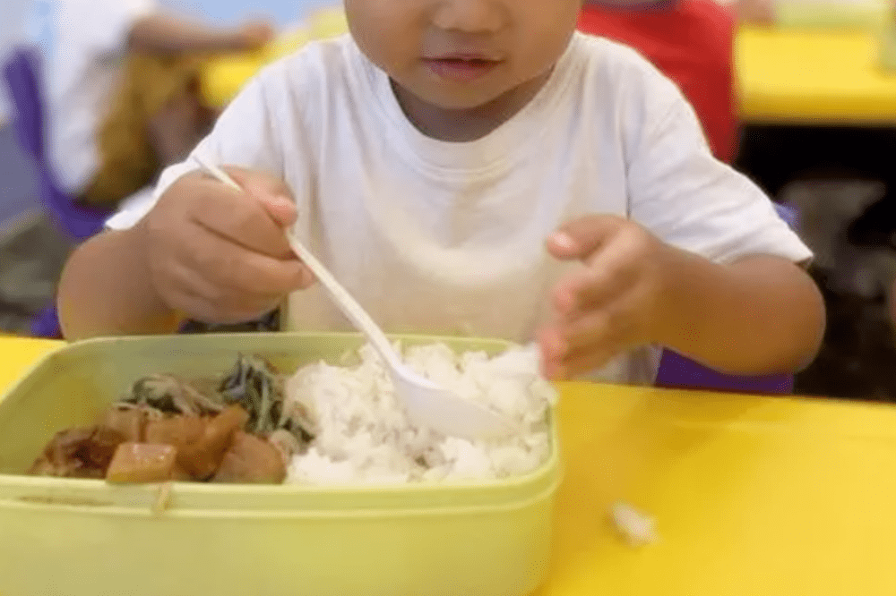 在幼儿园能自己吃饭的孩子,为啥回家却要人喂？原因出在父母身上