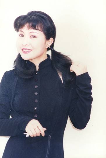 年轻时候的虎艳芬也是美人一个,她还参加过选美比赛.