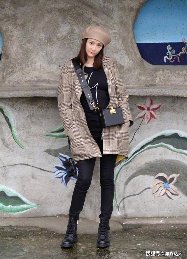 因为陈乔恩本身就喜欢少女感的穿搭,所以才能在任何时间任何地点都能