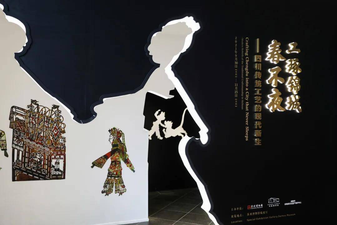 为了平衡展厅内外的灯光,展厅门头采用了"暗—明—暗"的"三重门"设计