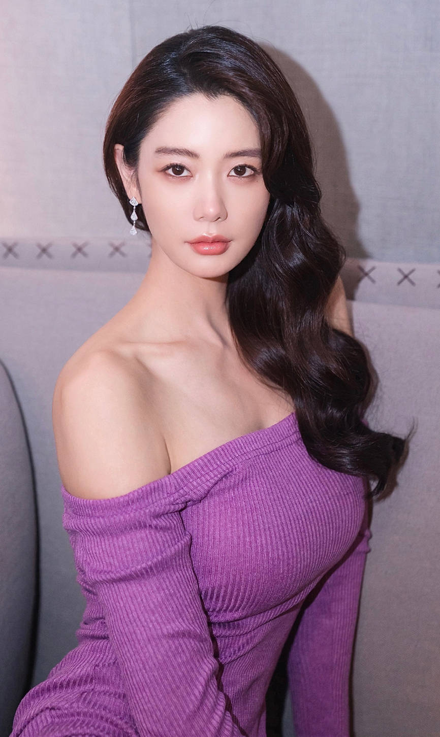 原创克拉拉不愧是"亚洲最美"形象,沉闷纯色系裹胸长裙,都穿出了范