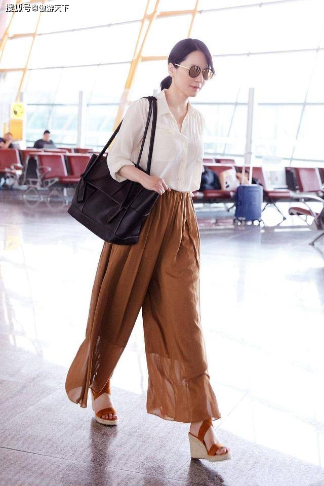 俞飞鸿一身清爽走机场,最简单的小白裙,却成就最高级的女神范_气质