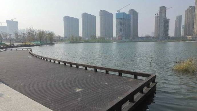 济南云锦湖公园南广场开放,市民可环湖一周欣赏美景