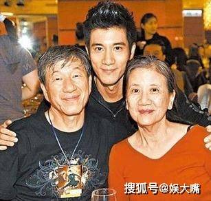 的曾外祖父许凤藻是中国海军将领,奶奶许留芬毕业于清华大学经济系