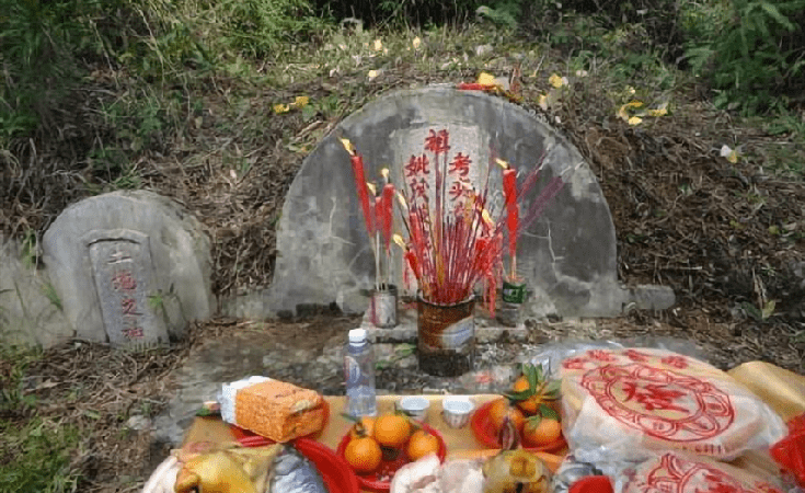 当然,祭拜时坟前所摆放的贡品,是留给死人享用的,因此祭拜完毕之后,并