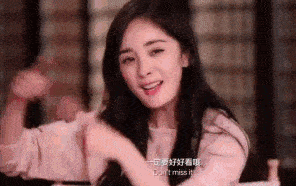 她的五官显幼态,自带柔弱感:大眼睛,小嘴,长卷发,长腿,说话声音娇嗲