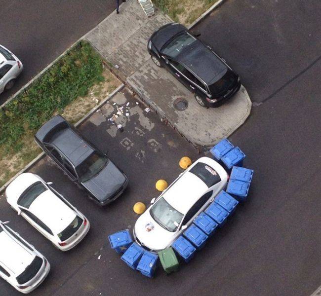 乱停车子刚好挡住作业环卫车,车主取车时却伤透脑筋