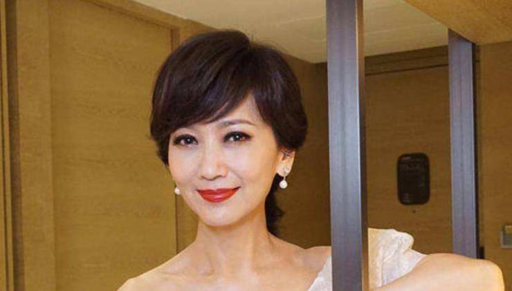 65岁赵雅芝近照,穿粉嫩裙毫无压力,网友:"不老女神"名