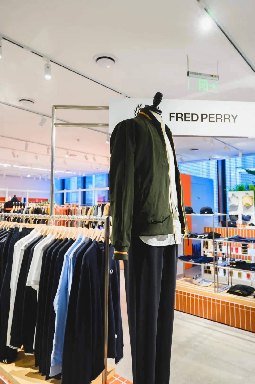 而今fred perry更持续探索青年文化精神,推出如卫衣,外套,配饰等多元