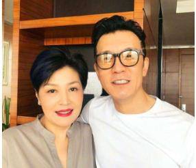 李咏妻子哈文近照曝光,与女儿一同逛街打扮时尚,两人